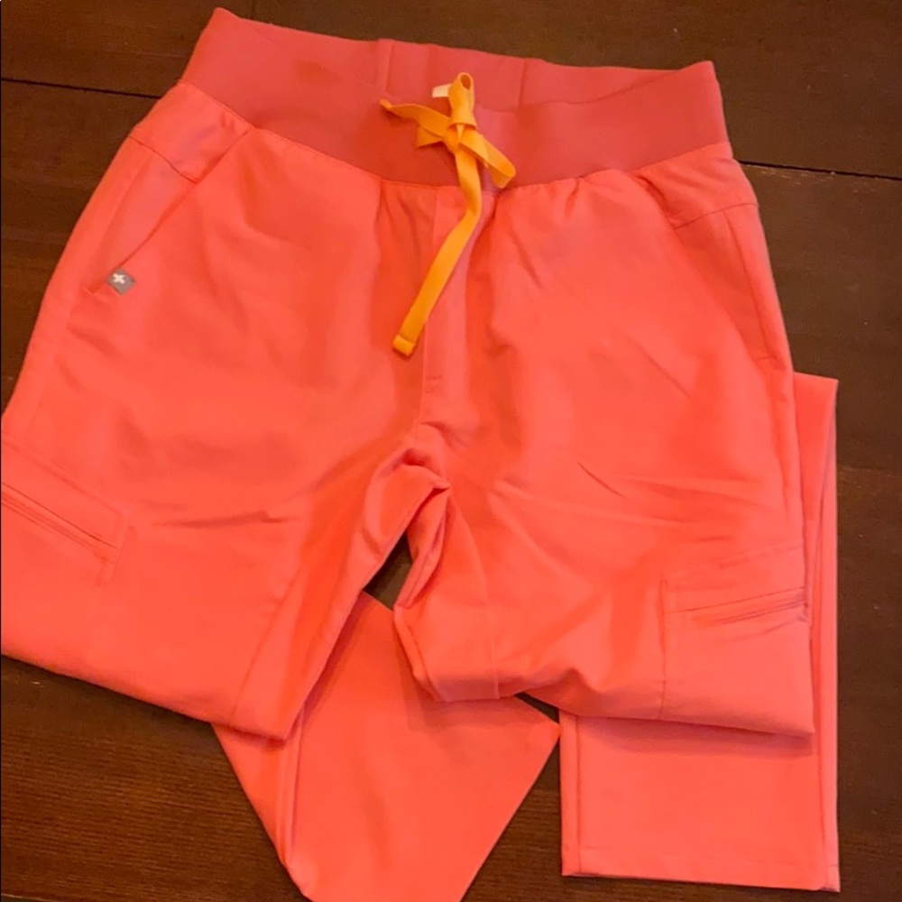 Figs neon pink KAURO XS